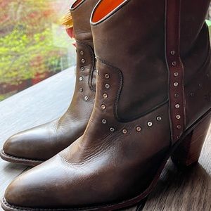 Frye Womens 10 Leather ankle bootie almond toe stacked heel 77113 brown